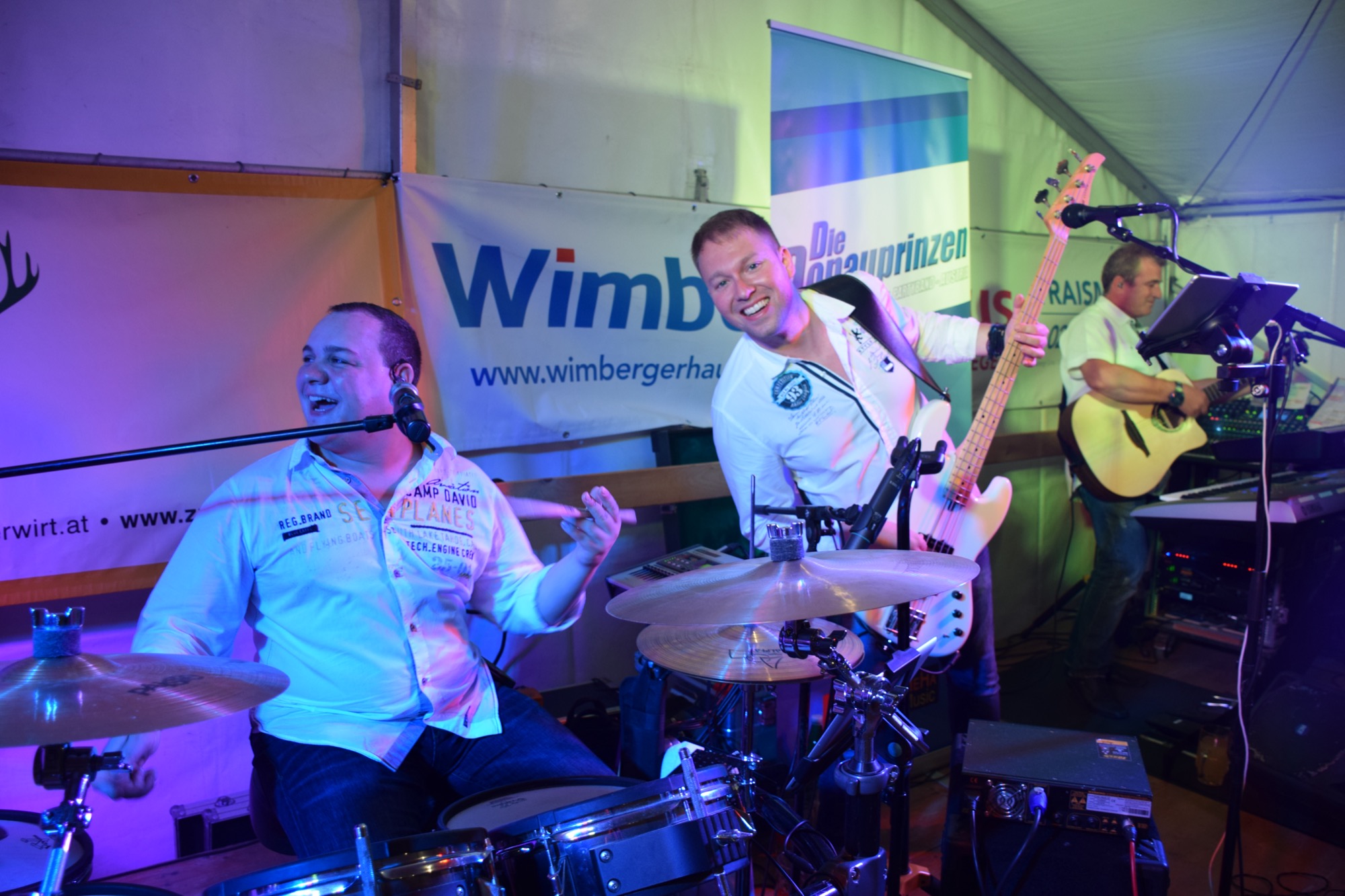 Die Donauprinzen live auf der Bühne mit E-Gitarren